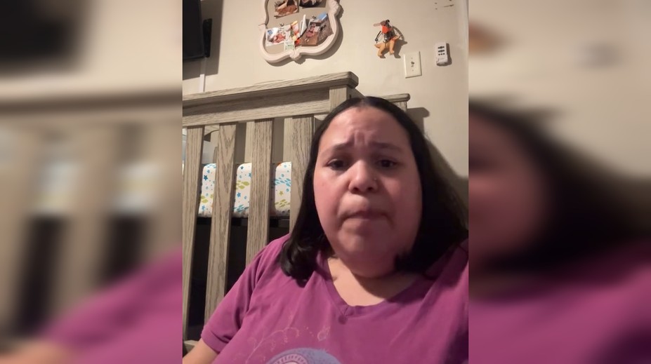 VIDEO: Absurdná situácia v lietadle. Matke povedali, že musí syna odpojiť z dýchacieho prístroja, ktorý ho držal pri živote