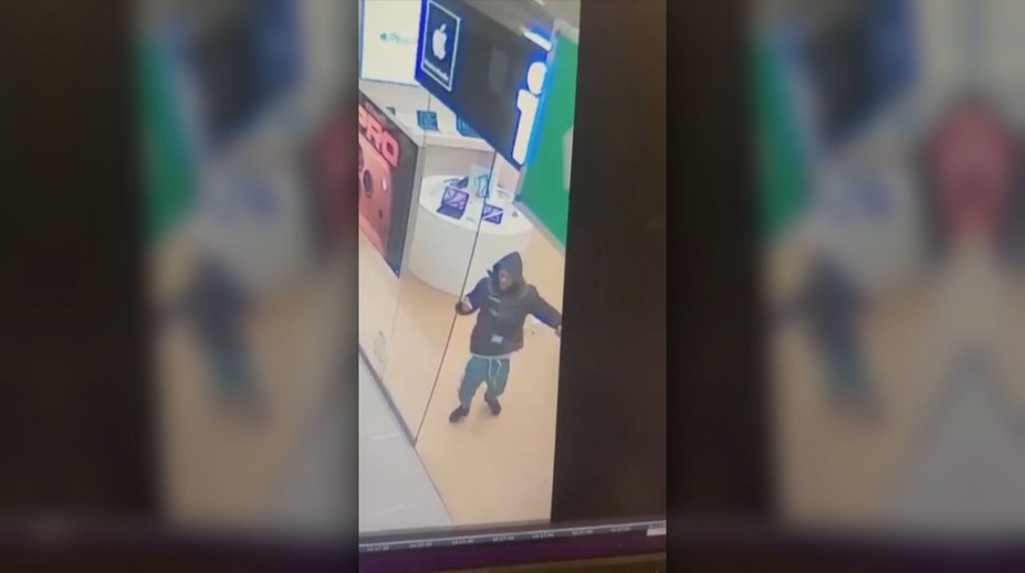 VIDEO: Zlodej mal čo robiť, aby sa z predajne vôbec dostal. Pozrite si zábery z krádeže v nákupnom centre