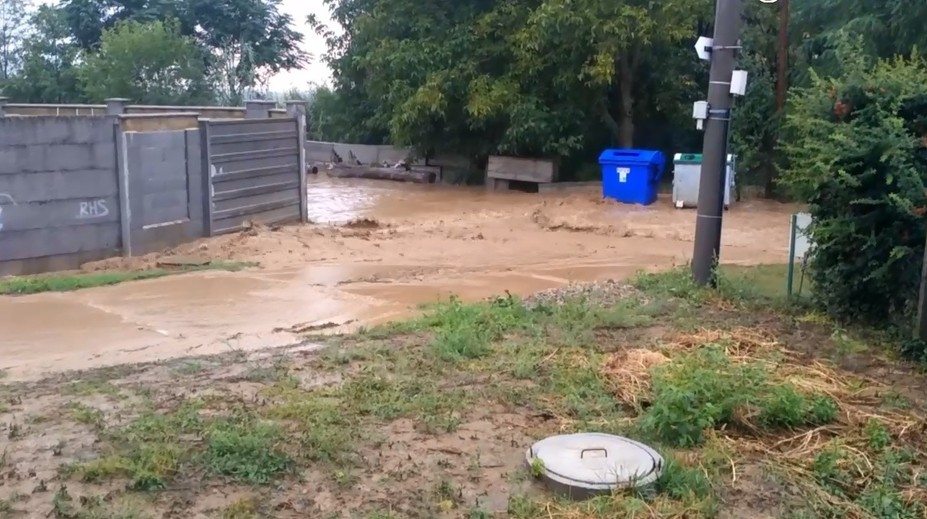 K domom nemajú roky prístupovú cestu: Počas búrok ich vytápa a valí sa im do dvorov blato