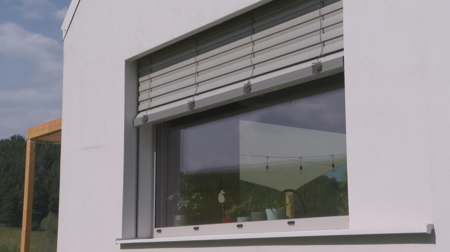 Ako zostať doma suchý, keď je vonku 30 stupňov Celzia? Pozreli sme sa na lacnejšie alternatívy