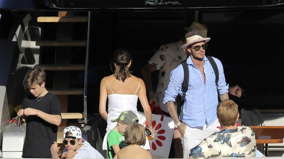 Beckhamovci na jachte v outfitoch za tísice eur! Z tých súm sa vám zatočí hlava