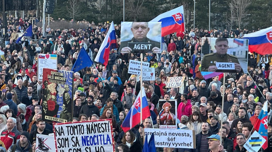 Ľudia opäť vyšli do ulíc. Na protest v Bratislave prišlo zhruba 10-tisíc ľudí