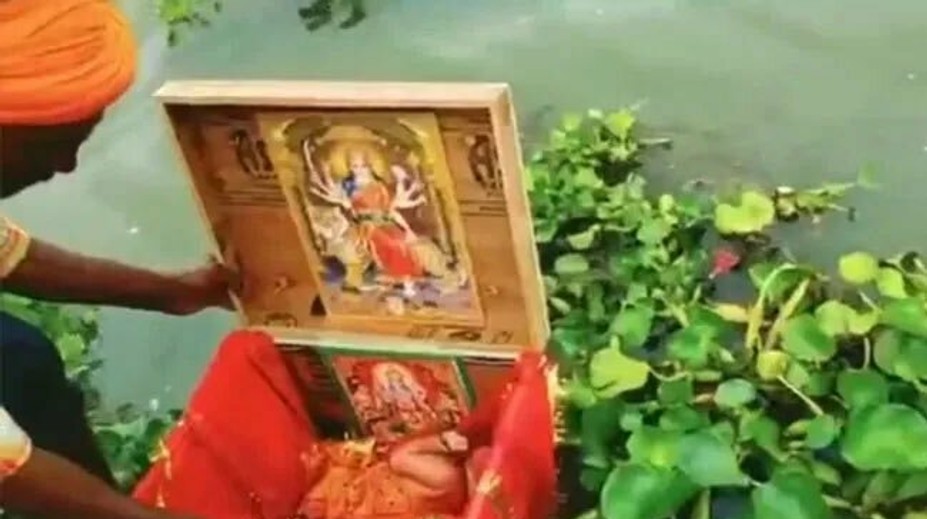 Skutočná „Bambuľka v previazanej škatuľke“: Na rieke našli plávať krabicu s novorodencom