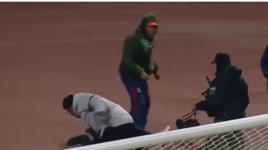 VIDEO: Na trávniku zrazu vypukol absolútny chaos. Hromadnú bitku v Bolívii ukončil až zásah polície