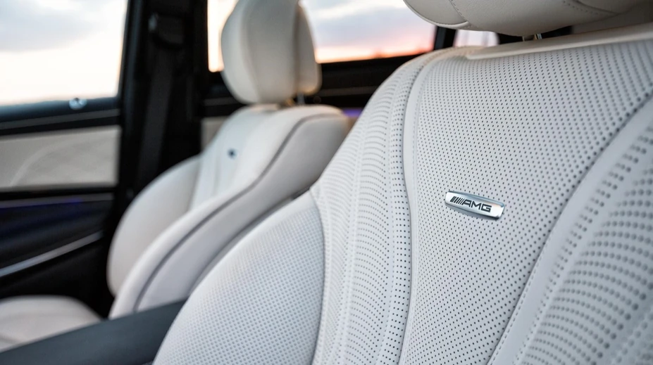 Sadli si do Mercedesu a skončili s popáleninami. Vodiči žalujú automobilku