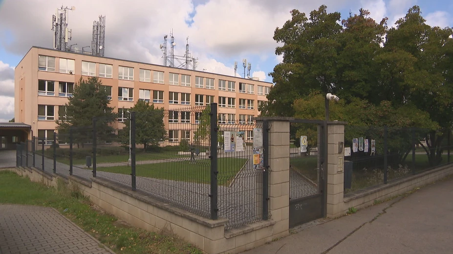 Hromadná nákaza salmonelózou v pražskej škole: Počet potvrdených prípadov rastie, hygienici našli príčinu