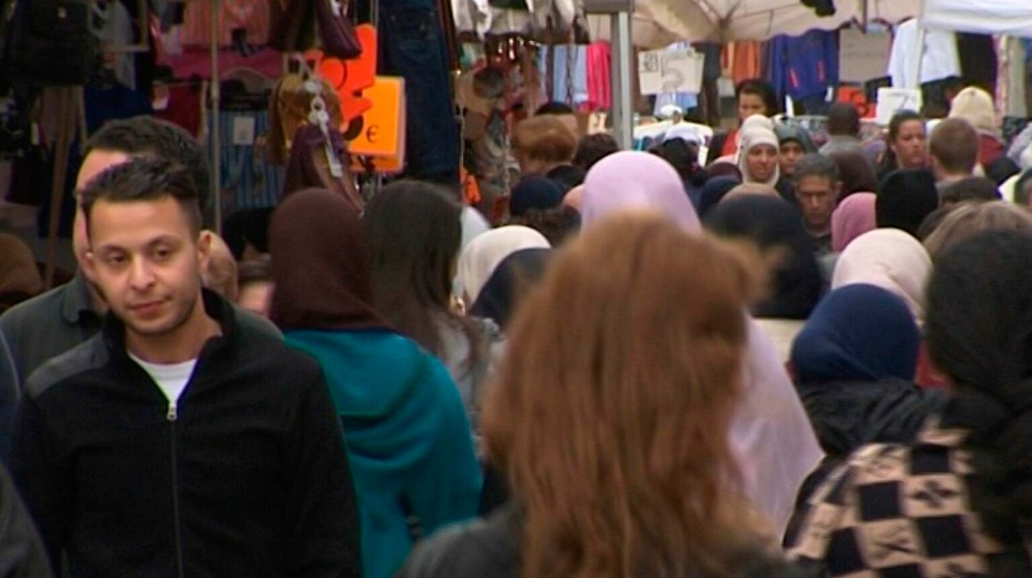 Obžalovaný z parížskych útokov sa sťažuje na justičné orgány: Zaobchádzajú s nami ako so psami