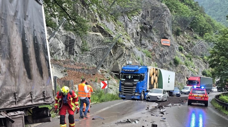 FOTO a VIDEO: Hromadná nehoda kamiónov a áut pod Strečnom. Cesta je neprejazdná