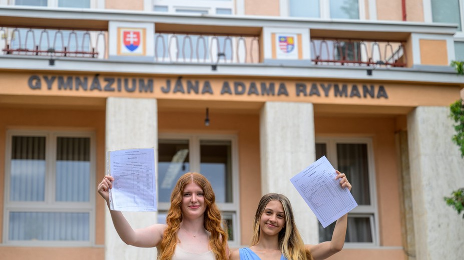 Prázdninovať budú skôr. Niektoré školy rozdávajú vysvedčenia v predstihu