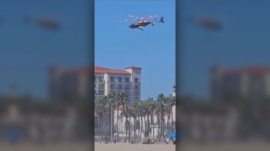 VIDEO: Hrôza pred očami dovolenkárov. Let helikoptéry nad plážou sa skončil desivým pádom