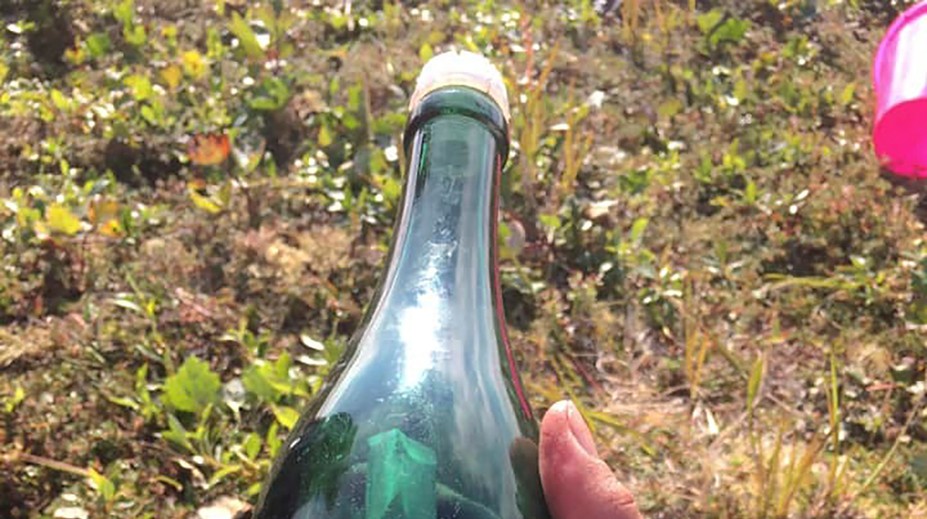 Muž zbieral drevo na kúrenie, našiel 50-ročný námorníkov odkaz