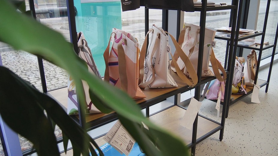 Kabelky z reklamných plagátov. Originálny nápad dáva nádej materiálu, ktorý by skončil na skládke