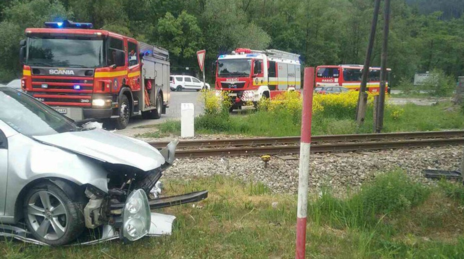 Pri Porúbke sa zrazil vlak s autom