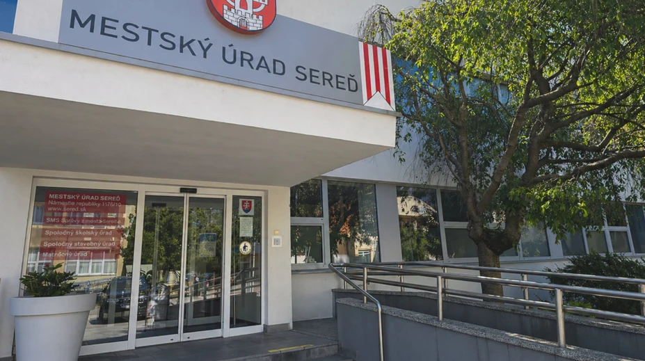 Striekačky voľne ležia na uliciach. Mesto rieši čoraz vážnejší problém