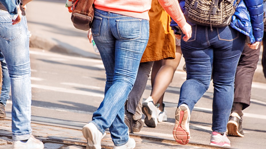 Strácajú vaše rifle farbu a tvar? Tu je zopár tipov na pranie, ktoré im predĺžia životnosť