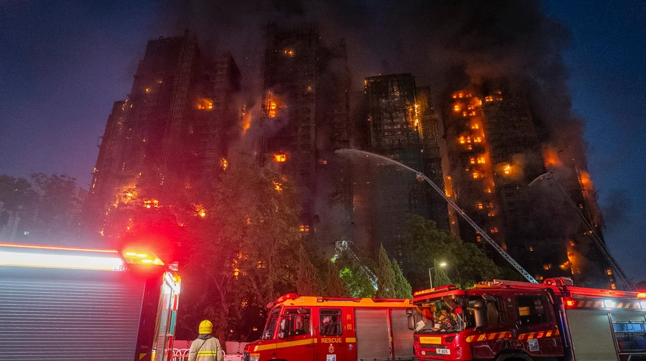 Bilancia obetí požiaru bytového komplexu v Hongkongu je hrozivá. Záchranári našli ďalšie telá