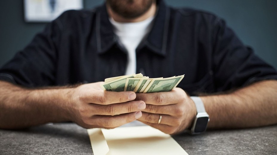 Muž našiel obálku s veľkou sumou, osobne ju vrátil. Z nálezného sa mu zakrútila hlava