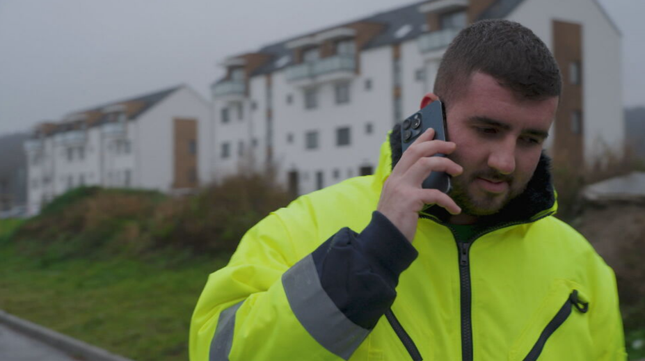 Z jeho čísla ťahajú od ľudí peniaze a on sa nevie brániť. Podvodníci spravili Adriánovi zo života peklo