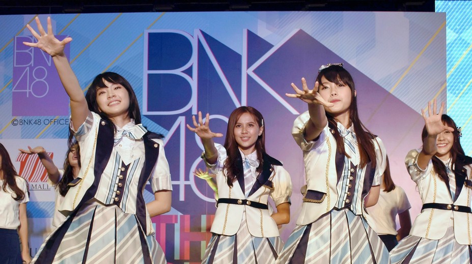 Populárna dievčenská skupina vyvolala rozruch: Členka mala na koncerte tričko s hákovým krížom