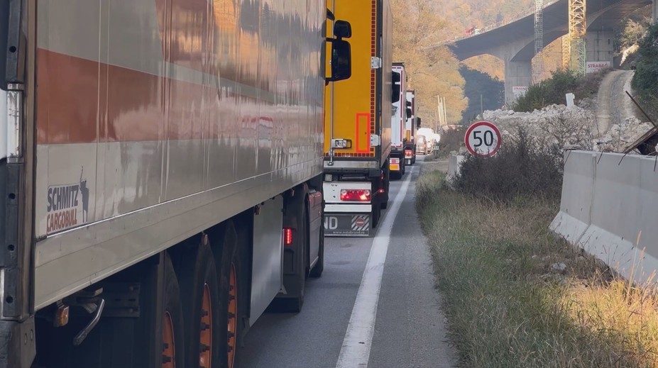 Musia byť trpezliví. Vodiči cestujúci južným koridorom v okolí Lučenca sa pripravujú na kolóny