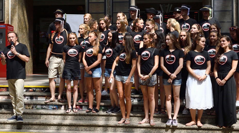 Lúčnica spievala na stanici, prekričala aj staničný rozhlas