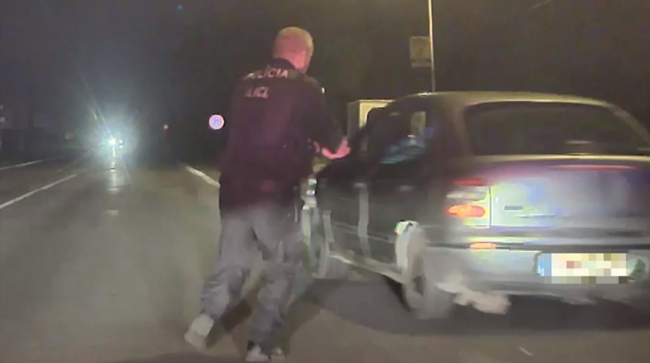 Postrelená žena leží v umelom spánku. Jej stav je vážny