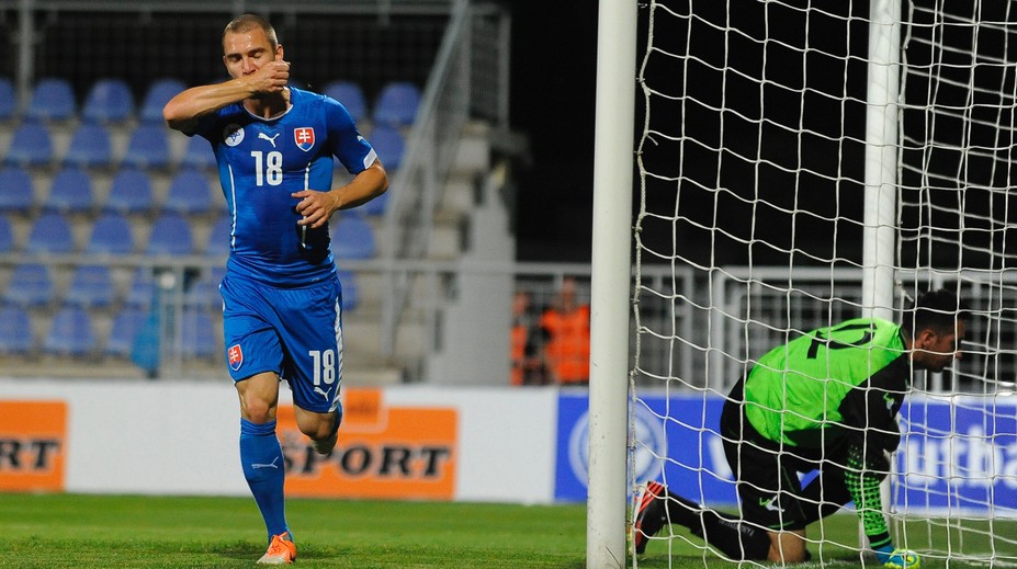 Schalke podpísal na kapote auta, majstrov sveta vyradil rukou. Legende najprv kopačky hodili do koša (príbeh)