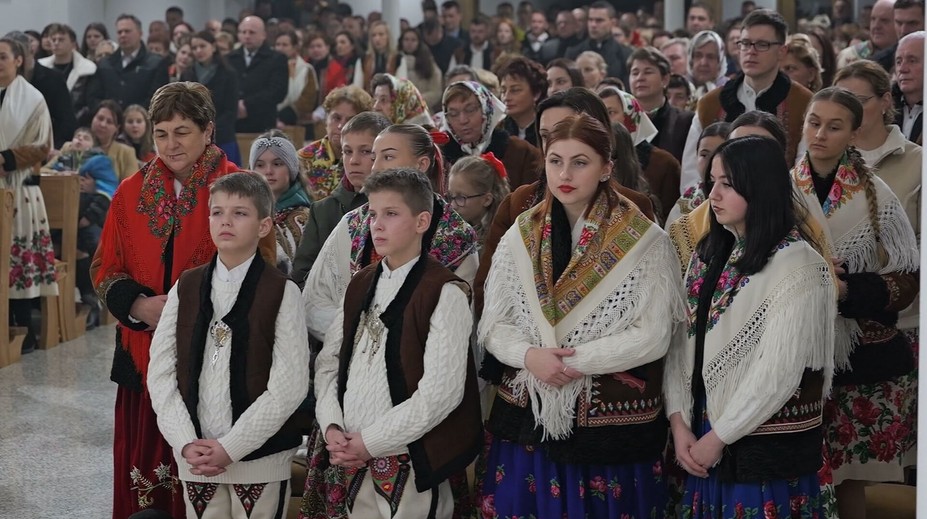 Na Orave sme prežili magickú polnočnú omšu. V tradičných goralských krojoch smerovali do kostola celé rodiny