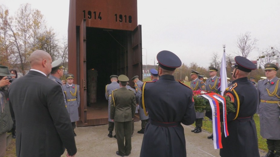 Vlčí mak ako symbolika krvi preliatej vo vojne. Deň veteránov prvej svetovej vojny pripomína jej hrôzy