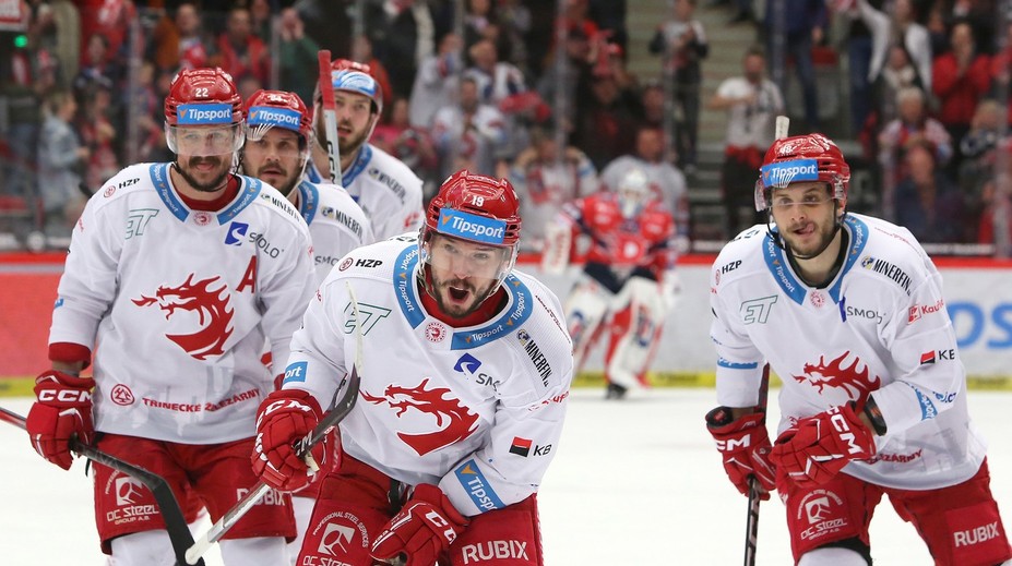 Brno otočilo zápas v poslednej tretine, úradovali Slováci. O výhre Třinca rozhodol Hrehorčák