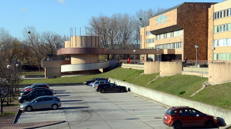 Pod oknami nemocnice v Petržalke našli mŕtveho muža