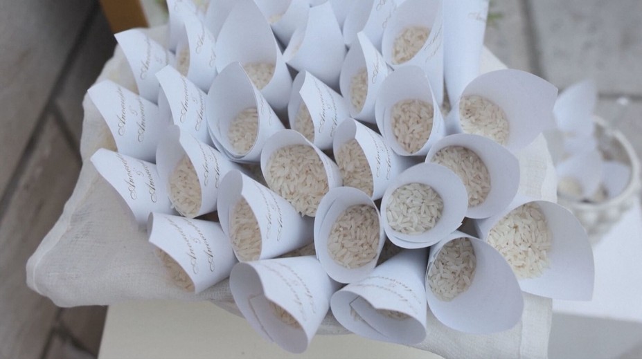 Jedlo končilo na zemi, poškodený tovar v koši. Gréci prišli na riešenie krízy s ryžou