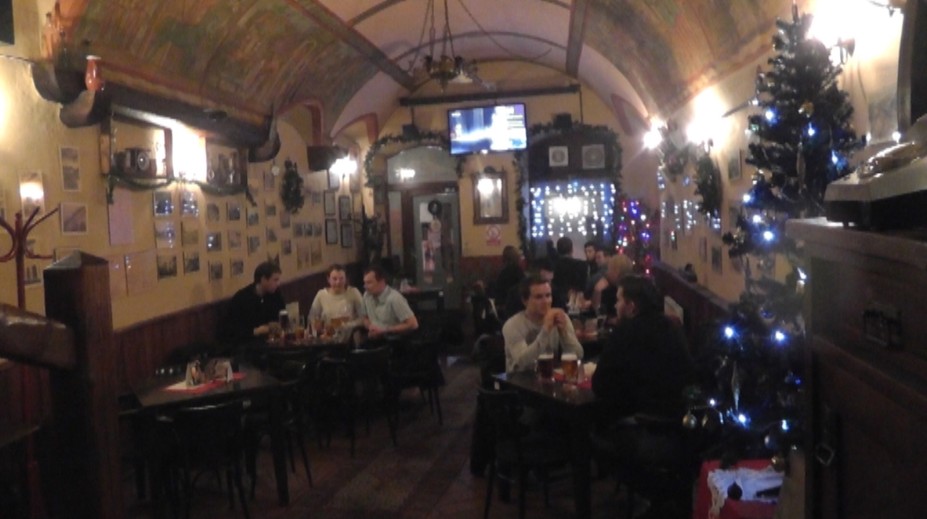 Na polnočnú do baru. Čo si myslíte o takomto zvyku?