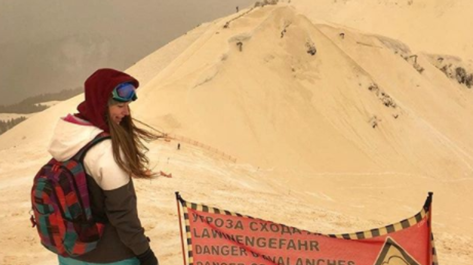 Pre oranžový sneh to na európskych svahoch vyzeralo ako na Marse