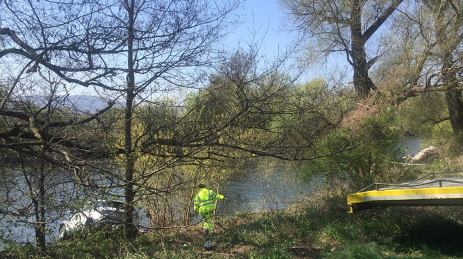 Vodička z Range Roveru policajtom z B. Bystrice vysvetľovala, ako sa jej auto dostalo do Hronu