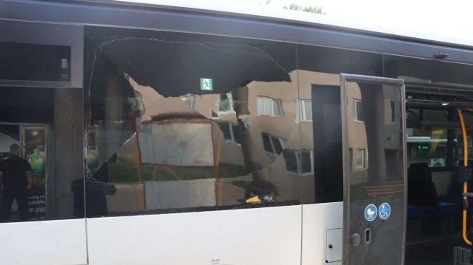 Rozčúlilo ho, že autobus zastavil pred priechodom. Muž rozbil okno vlastnou hlavou