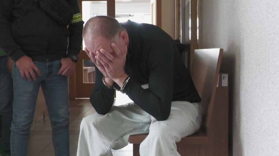 Uniesol 14-ročné dievča do Škótska a písať jej má aj z väzenia. Muž z Handlovej čelí šokujúcim svedectvám