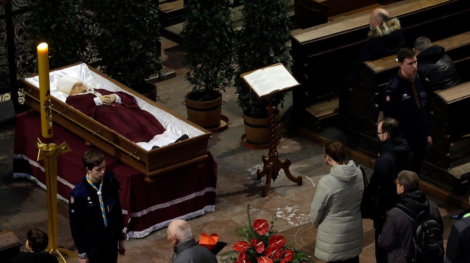 Za zvuku zvonu Zikmund pochovali kardinála Vlka, posolstvo poslal aj pápež