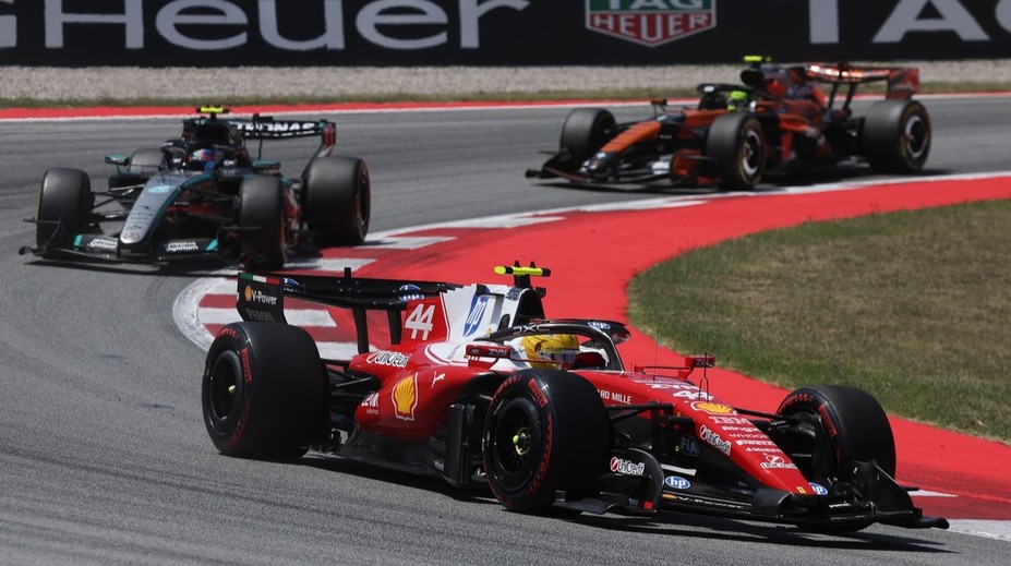 V Barcelone triumfoval Hamilton. Líder šampionátu preteky nedokončil