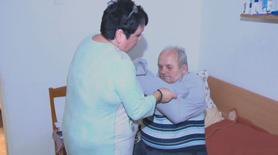 Norin otec prekonal rakovinu, teraz ho kúpe aj kŕmi. Chcela príspevok od štátu, ten jej oznámil šokujúci verdikt