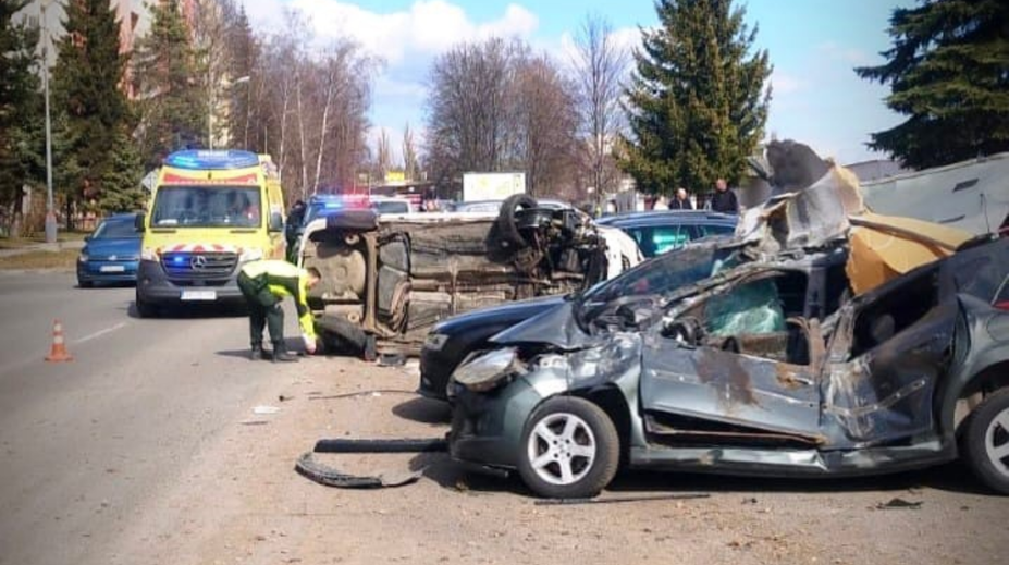 Vodič narazil do troch áut pri ceste. Nehoda v Poprade ochromila dopravu