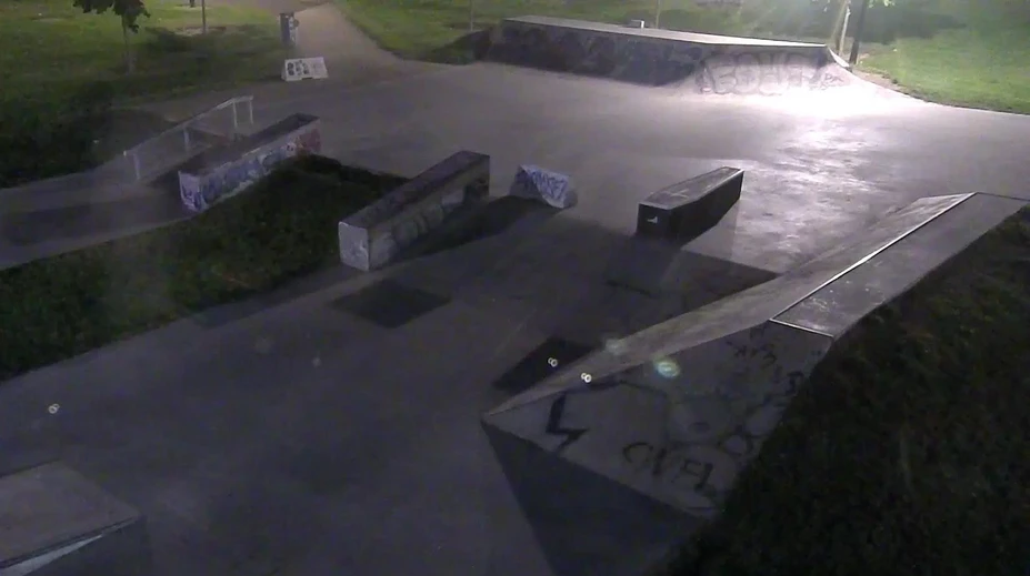 Uprostred parku sa objavila truhla s bielym krížom. Okamžite tam vyslali hliadku