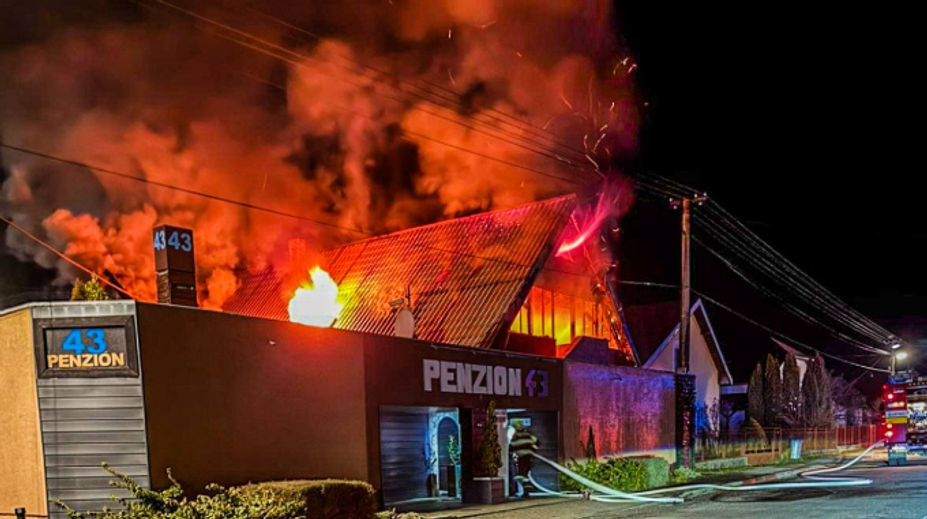 FOTO+VIDEO: Pri požiari v penzióne v Sobranciach zomrel jeden z hostí. V meste vyhlásili mimoriadnu situáciu