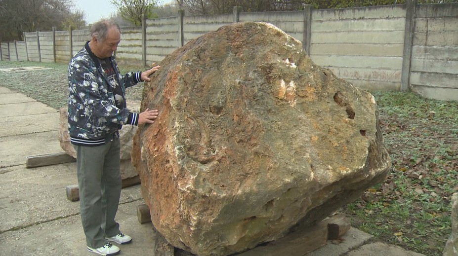 Do slovenskej obce dorazil vzácny kameň. O jeho osude rozhodnú obyvatelia