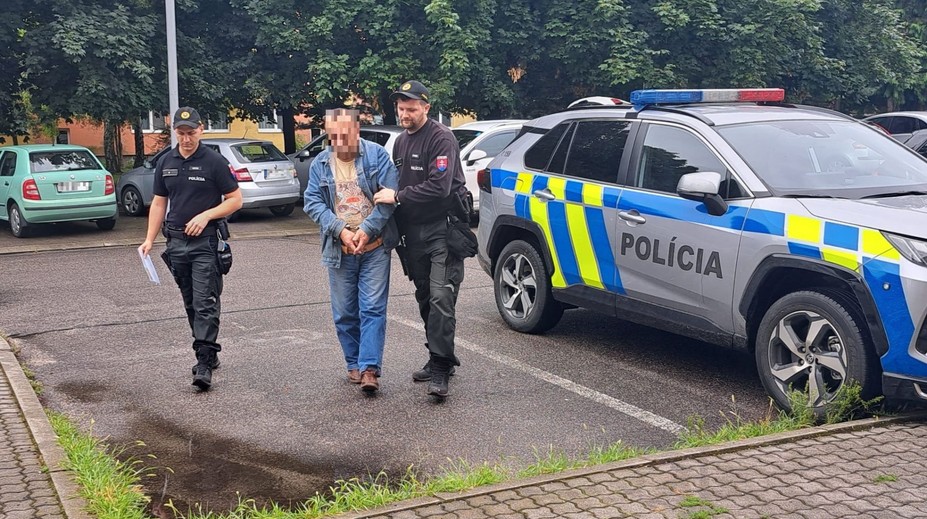 Dráma na poli neďaleko Myjavy. Suseda brutálne napadol kladivom a dolámal mu kosti