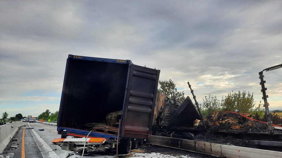 Tragická ranná nehoda na D2. Dva kamióny sa po zrážke ocitli v plameňoch, zahynuli obaja vodiči