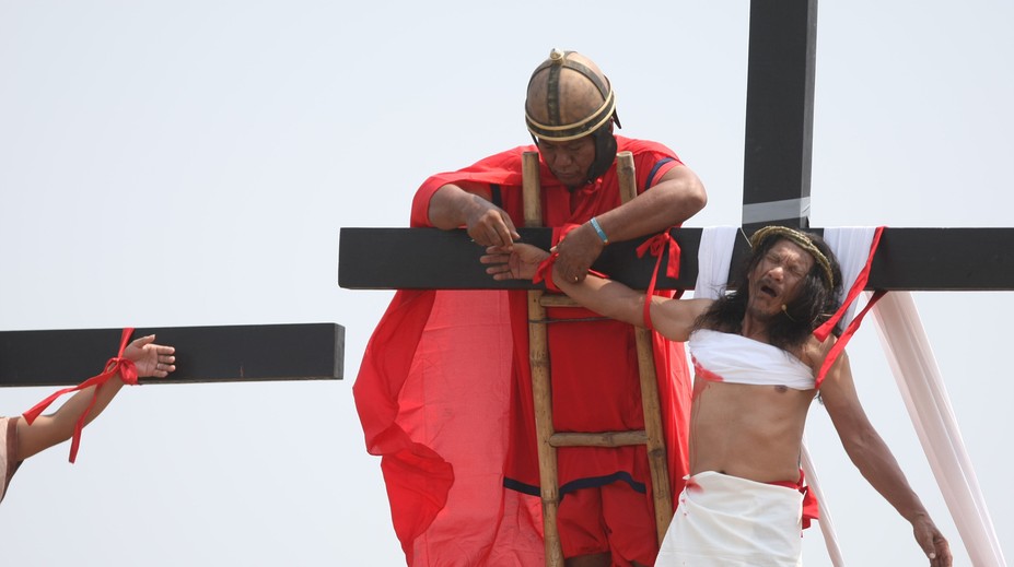 Len pre silné žalúdky. Na Filipínach opäť pribíjali ľudí na kríž