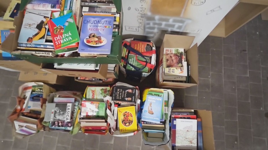 Knižnica v Bystrici rieši výnimočný dar. Čitateľ im priniesol takmer tisíc kníh