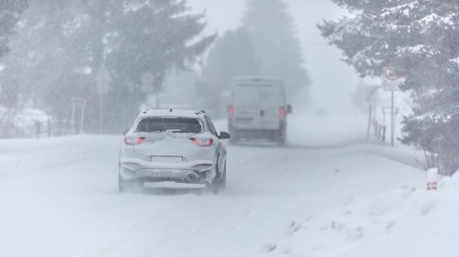 FOTO a VIDEO: Slovensko čelí veternej smršti: Popadané stromy a domácnosti bez elektriny