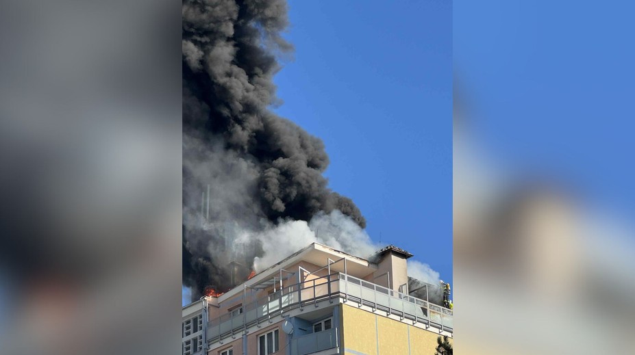 FOTO+VIDEO: Zo strechy paneláku v Banskej Bystrici sa valil hustý čierny dym, ľudí museli evakuovať